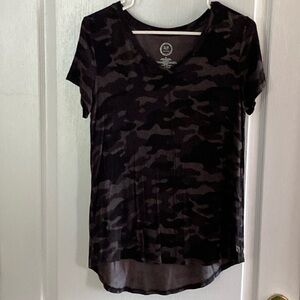 Maurices 24/7 v-neck T-shirt black gray camouflage, small, EUC